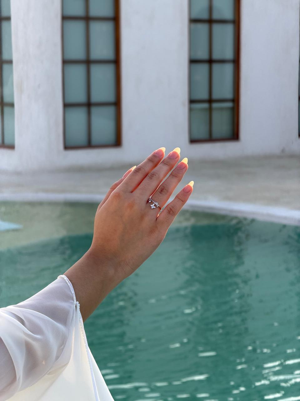 خاتم فضة بلمسة فراشة وزهور رقيقة